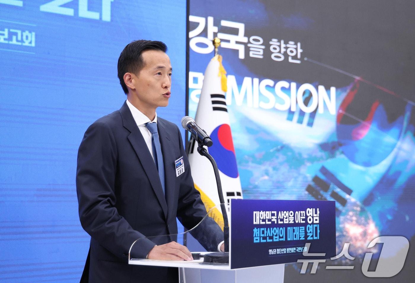 본문 이미지 - 김동관 한화그룹 부회장이 3일 경남 진주시에서 열린 영남권 첨단산업 발전비전 국민보고회에서 발표하고 있다. 2026.7.3 ⓒ 뉴스1 허경 기자