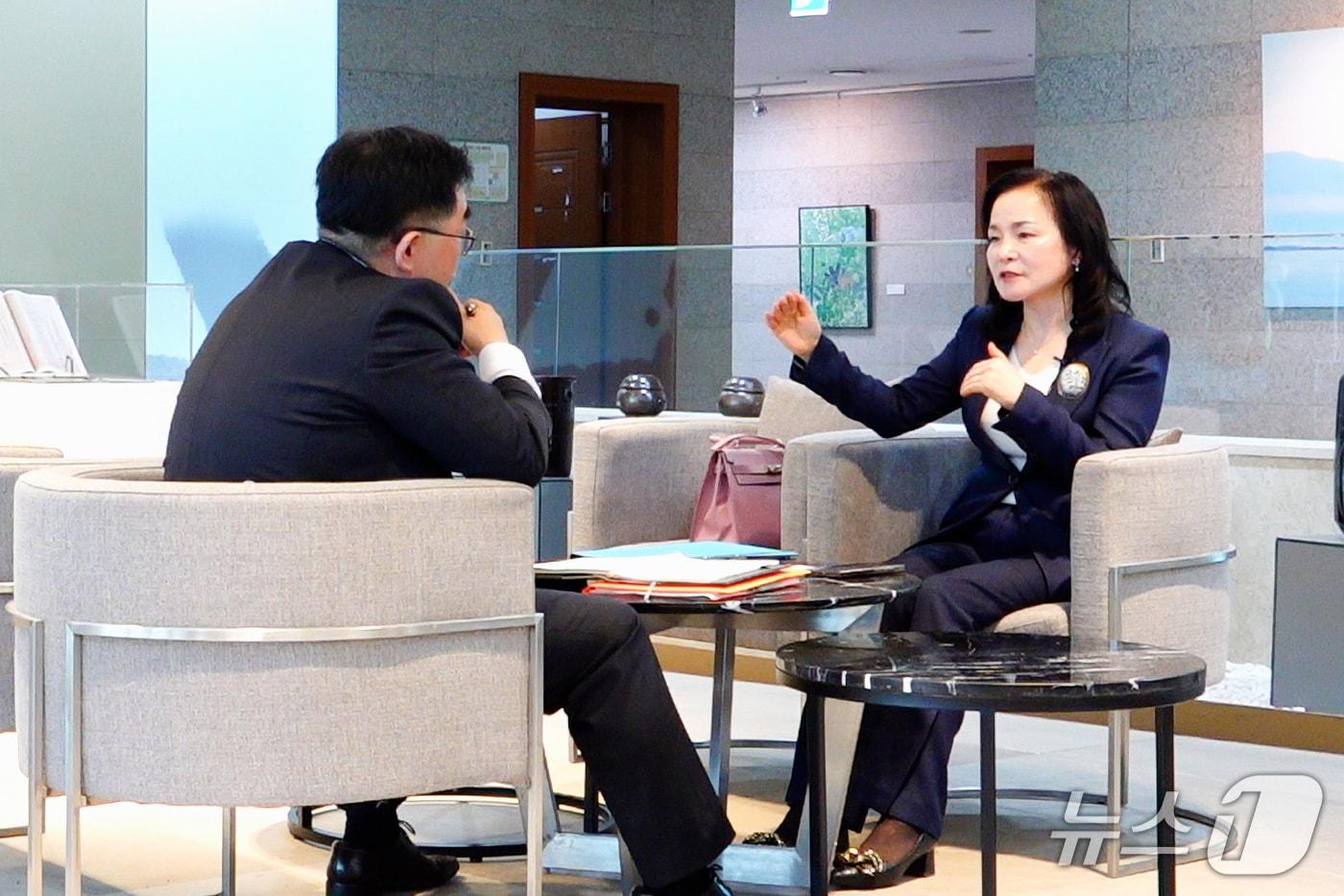 본문 이미지 - 권영애 국민의힘 울산시의원이  3일시의회에서 직원과 조례 제정과 관련한 미팅을 갖고 있다.(울산시의회 제공. 재판매 및 DB금지)/뉴스1