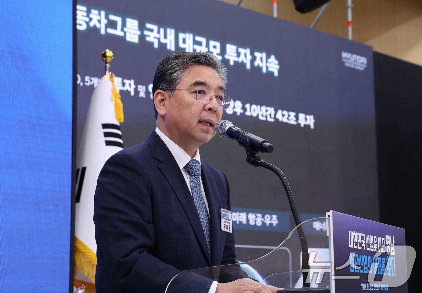 본문 이미지 - 장재훈 현대자동차그룹 부회장이 3일 경남 진주시에서 열린 영남권 첨단산업 발전비전 국민보고회에서 발표하고 있다. 2026.7.3 ⓒ 뉴스1 허경 기자
