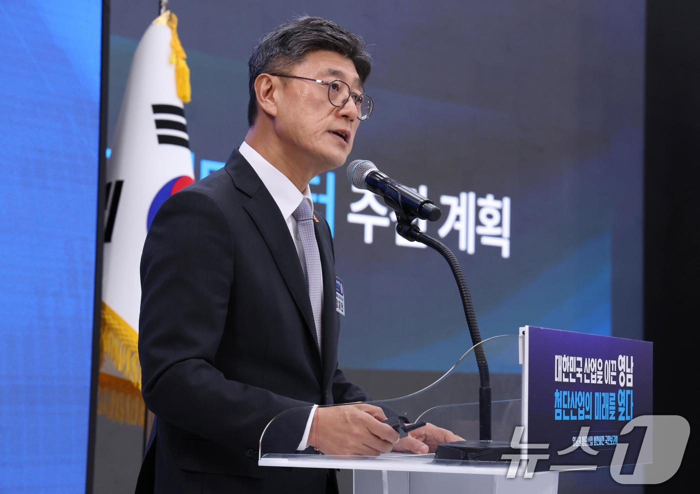본문 이미지 - 정재헌 SK텔레콤 사장이 3일 경남 진주시에서 열린 영남권 첨단산업 발전비전 국민보고회에서 발표하고 있다. 2026.7.3 ⓒ 뉴스1 허경 기자