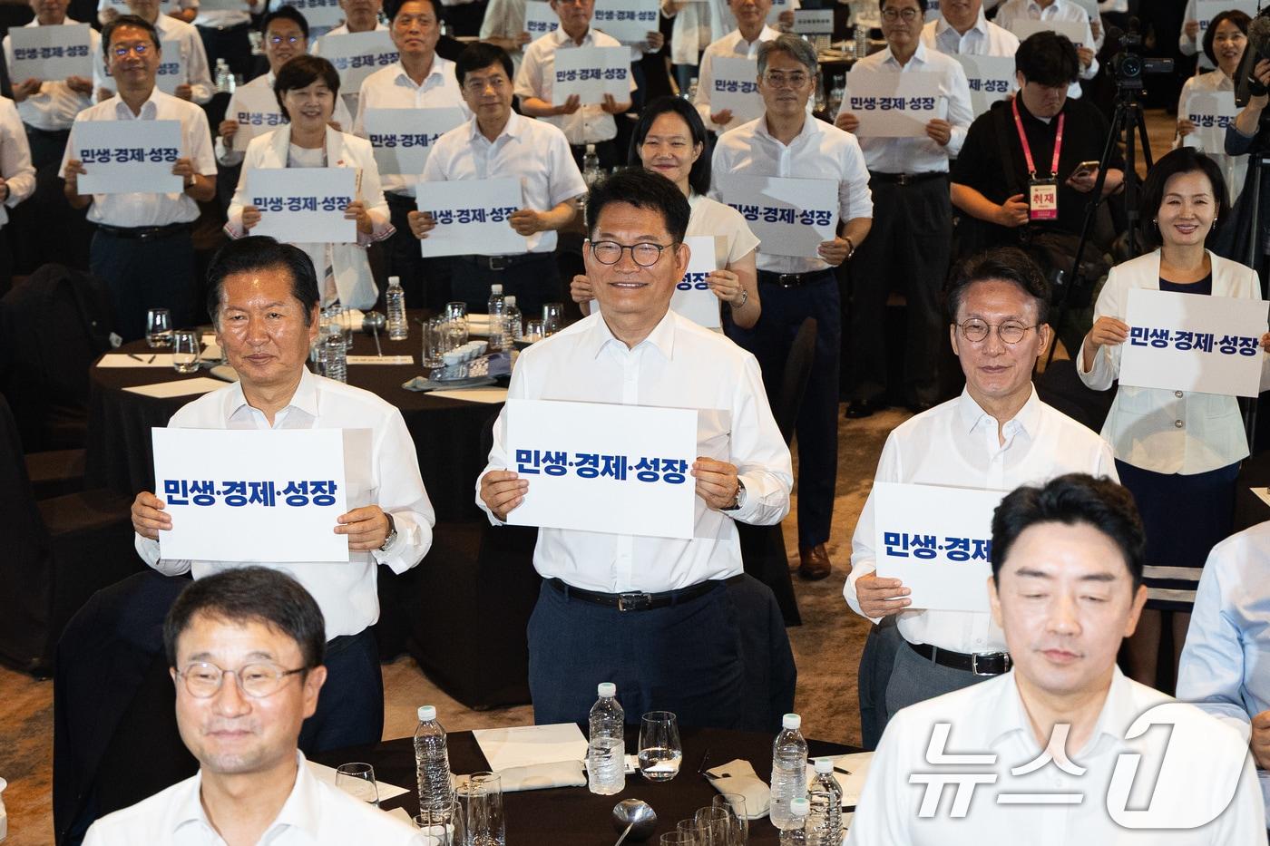 본문 이미지 - 더불어민주당 정청래 전 대표와 송영길 전 대표, 김민석 전 국무총리. ⓒ 뉴스1 유승관 기자