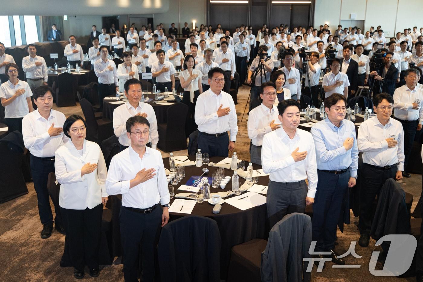 본문 이미지 - 한병도 더불어민주당 당대표 직무대행 겸 원내대표를 비롯한 참석자들이 3일 서울 용산구 서울드래곤시티에서 열린 22대 후반기 국회 대비 더불어민주당 국회의원 워크숍에서 국민의례를 하고 있다. 2026.7.3 ⓒ 뉴스1 유승관 기자