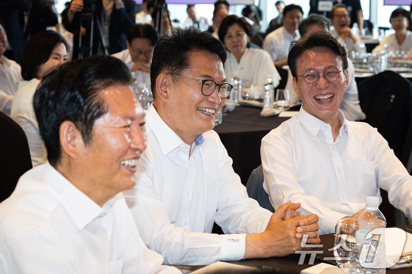 본문 이미지 - 정청래 전 더불어민주당 대표와 송영길 전 대표, 김민석 전 총리가 3일 서울 용산구 서울드래곤시티에서 열린 22대 후반기 국회 대비 더불어민주당 국회의원 워크숍에서 미소 짓고 있다. 2026.7.3 ⓒ 뉴스1 유승관 기자