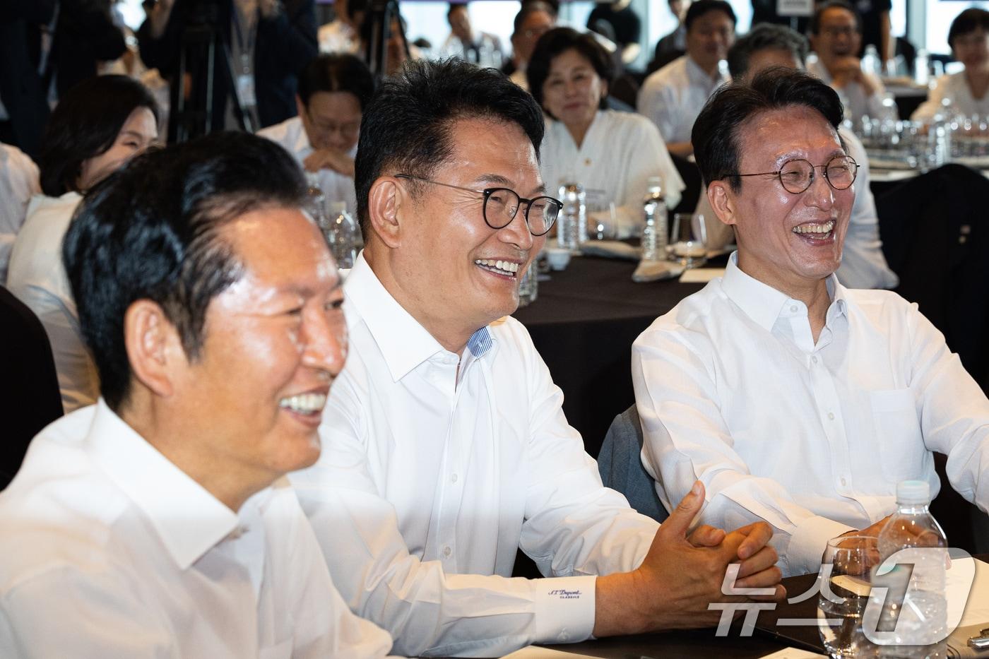 본문 이미지 - 정청래 전 더불어민주당 대표와 송영길 전 대표, 김민석 전 총리가 3일 서울 용산구 서울드래곤시티에서 열린 22대 후반기 국회 대비 더불어민주당 국회의원 워크숍에서 미소 짓고 있다. 2026.7.3 ⓒ 뉴스1 유승관 기자