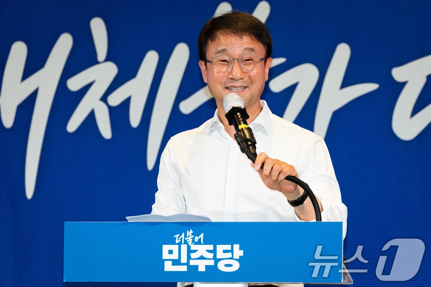 본문 이미지 - 한병도 더불어민주당 당대표 직무대행 겸 원내대표가 지난 3일 서울 용산구 서울드래곤시티에서 열린 22대 후반기 국회 대비 더불어민주당 국회의원 워크숍에서 인사말을 하고 있다. 2026.7.3 ⓒ 뉴스1 유승관 기자