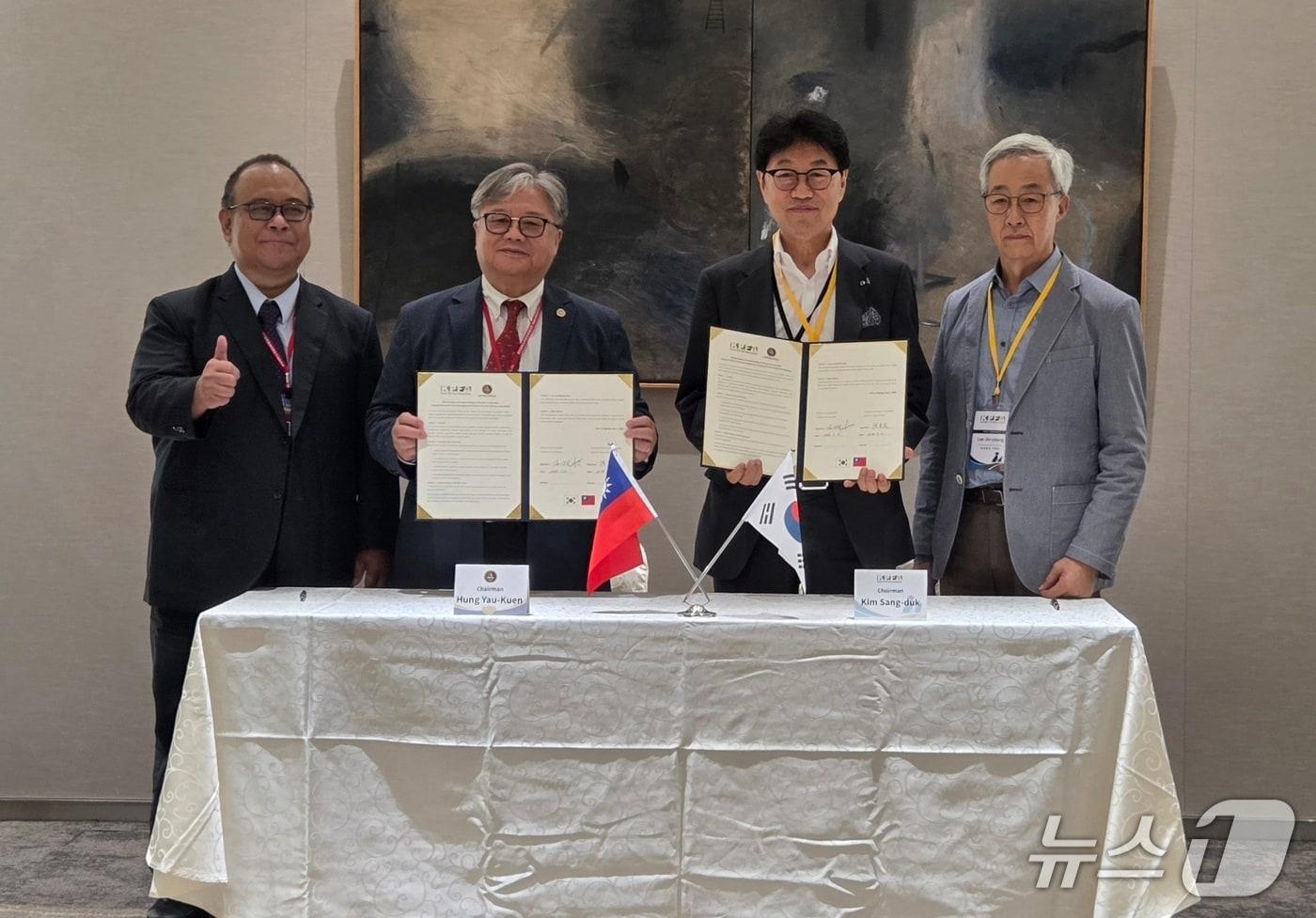 본문 이미지 - 3일 한국펫사료협회와 대만반려동물식품산업협회는 대만 타이베이 난강전시센터에서 업무협력 양해각서(MOU)를 체결했다. ⓒ 뉴스1 한송아 기자