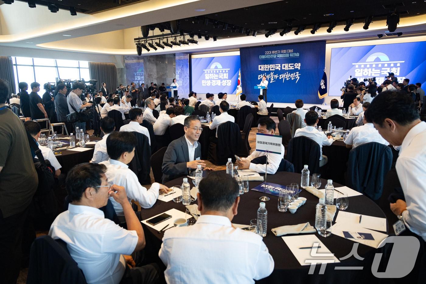 본문 이미지 - 한병도 더불어민주당 당대표 직무대행 겸 원내대표가 3일 서울 용산구 서울드래곤시티에서 열린 22대 후반기 국회 대비 더불어민주당 국회의원 워크숍에서 인사말을 하고 있다. 2026.7.3 ⓒ 뉴스1 유승관 기자