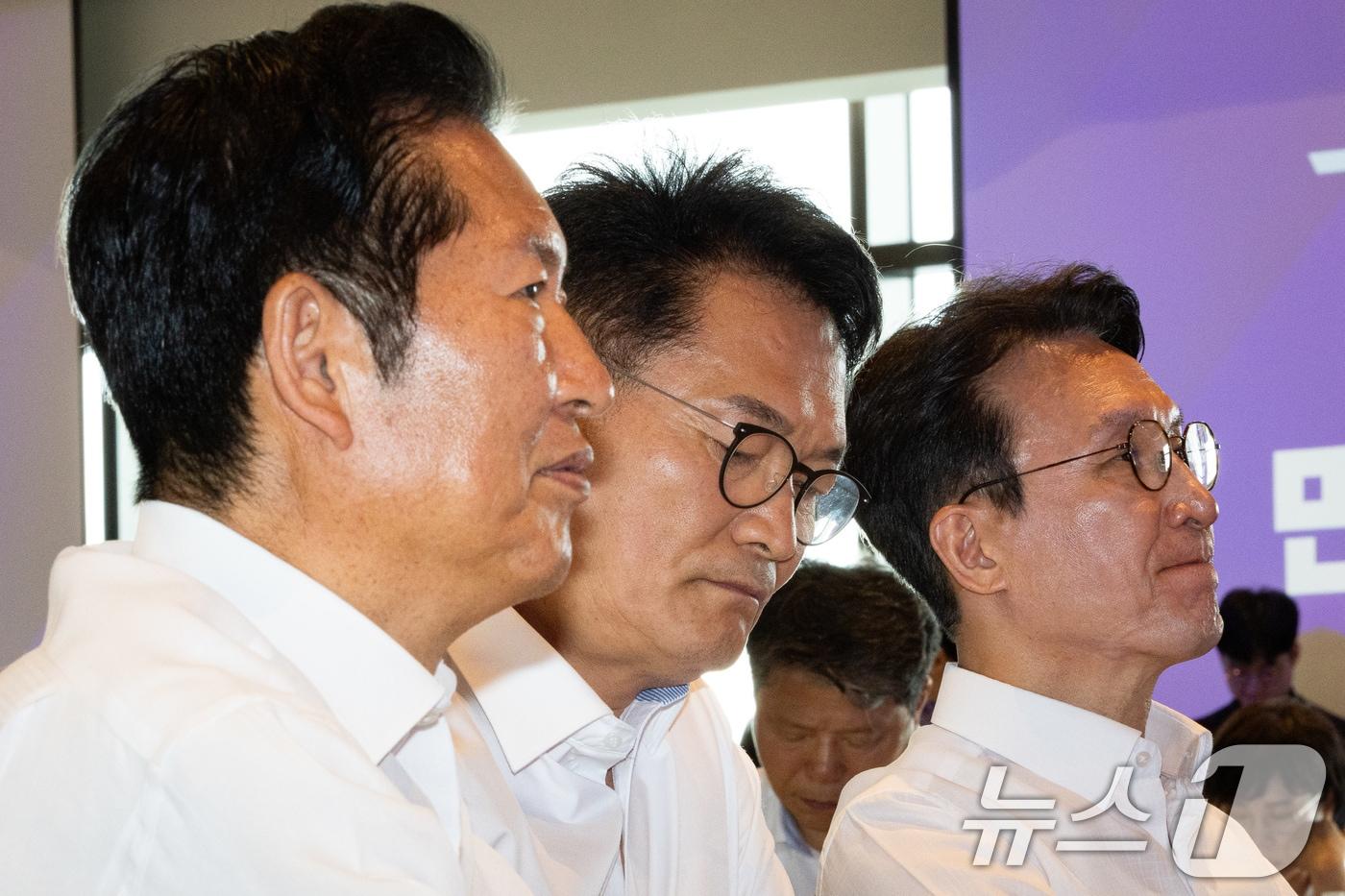 본문 이미지 - 정청래 전 더불어민주당 대표와 송영길 전 대표, 김민석 전 총리가 3일 서울 용산구 서울드래곤시티에서 열린 22대 후반기 국회 대비 더불어민주당 국회의원 워크숍에서 한병도 대표 직무대행의 인사말을 경청하고 있다. 2026.7.3 ⓒ 뉴스1 유승관 기자