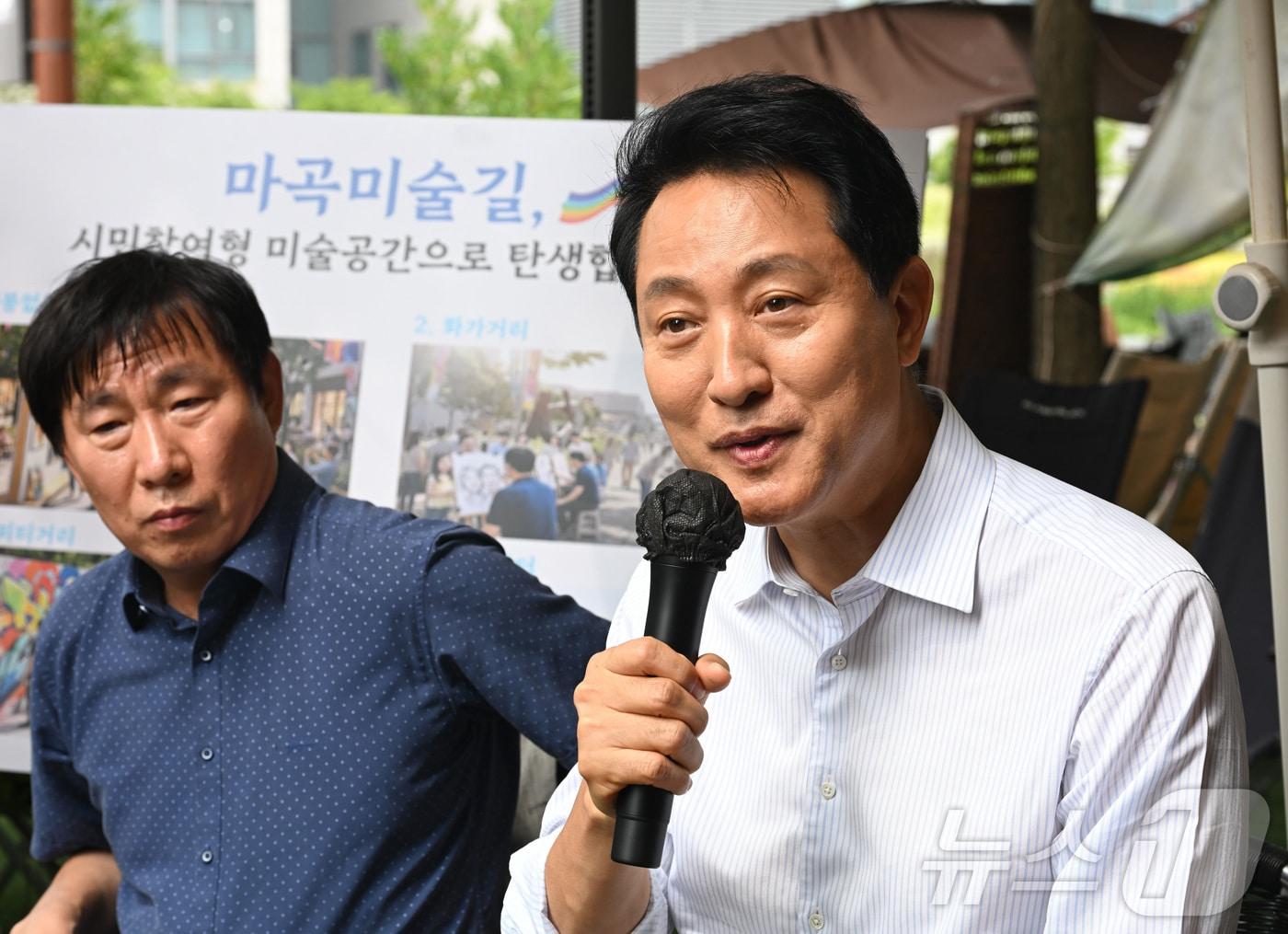 본문 이미지 - 민생현장을 방문한 오세훈 서울시장이 3일 오후 서울 강서구 마곡미술길에서 상인들과 간담회를 하고 있다. (공동취재) 2026.7.3 ⓒ 뉴스1 이종수 기자