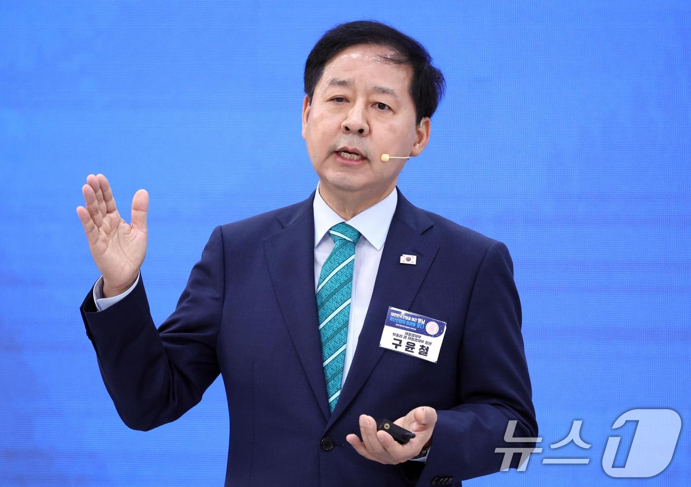 본문 이미지 - 구윤철 부총리 겸 재정경제부 장관이 3일 경남 진주시에서 열린 영남권 첨단산업 발전비전 국민보고회에서 발표하고 있다. (사진은 기사 내용과 무관함)  2026.7.3 ⓒ 뉴스1 허경 기자