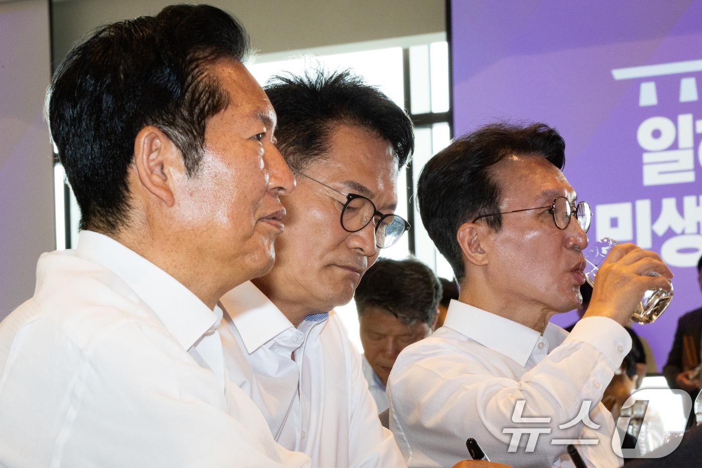 본문 이미지 - 정청래 전 더불어민주당 대표와 송영길 전 대표, 김민석 전 총리가 3일 서울 용산구 서울드래곤시티에서 열린 22대 후반기 국회 대비 더불어민주당 국회의원 워크숍에서 한병도 대표 직무대행의 인사말을 경청하고 있다. 2026.7.3 ⓒ 뉴스1 유승관 기자