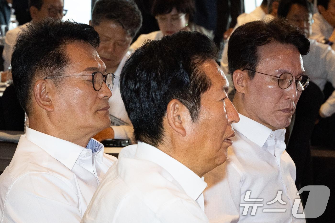본문 이미지 - 정청래 전 더불어민주당 대표(가운데)와 송영길 전 대표(왼쪽), 김민석 전 총리. 2026.7.3 ⓒ 뉴스1 유승관 기자