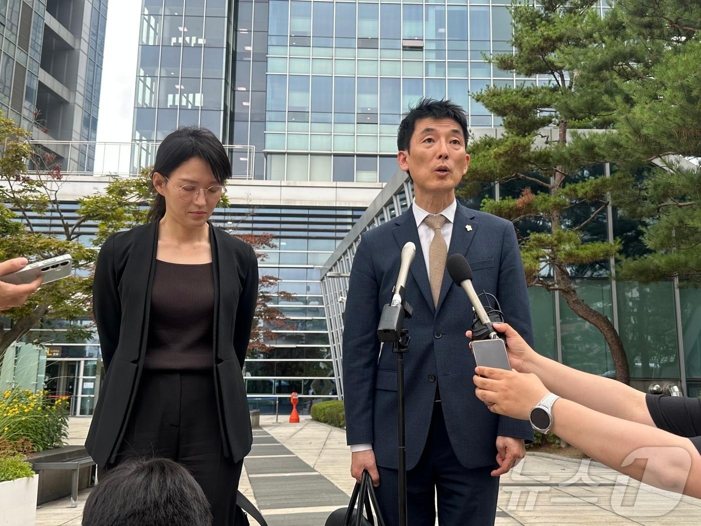 본문 이미지 - 서울행정법원은 3일 오후 2시 모스 탄 씨가 정성호 법무부 장관을 상대로 낸 출국정지 기간 연장처분 집행 정지 신청의 심문기일을 열었다. 이날 심문을 마친 후 탄 씨의 변호인단 소속 김지미 변호사(왼쪽)와 이하상 변호사가 입장문을 발표하고 있다.2026.07.03.ⓒ 뉴스1 한민아 기자