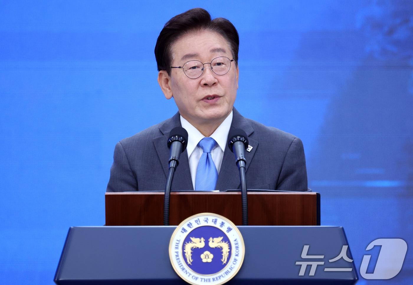 본문 이미지 - 이재명 대통령이 3일 경남 진주시에서 열린 영남권 첨단산업 발전비전 국민보고회에서 축사를 하고 있다. 2026.7.3 ⓒ 뉴스1 허경 기자