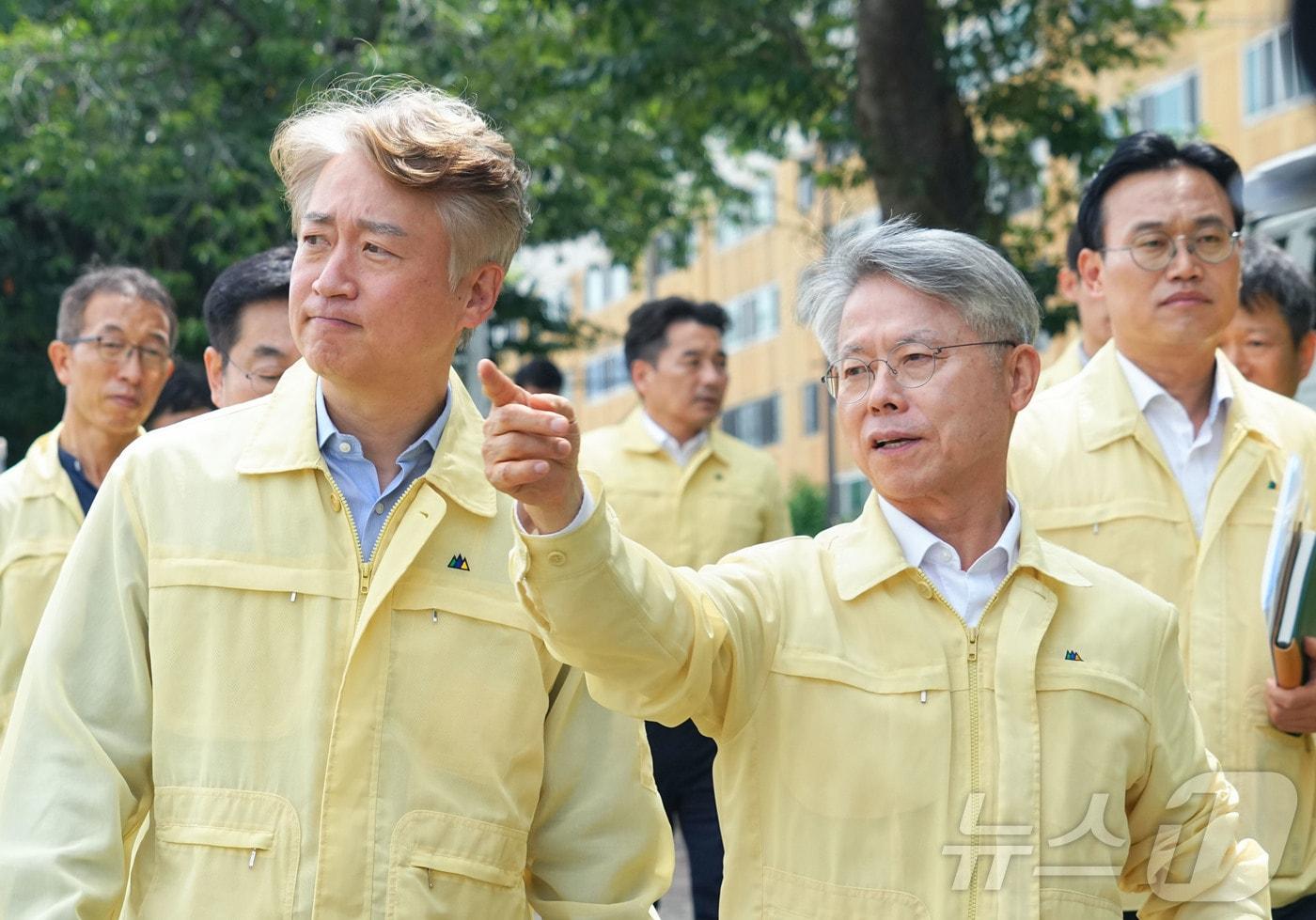 본문 이미지 - 민형배 전남광주통합특별시장이 3일 오후 광주 서구 유촌동 동남아파트 앞 광주천을 찾아 김이강 서구청장과 집중호우 대비 수해 예방대책과 현장 준비 상황 등을 점검하고 있다.(전남광주통합특별시 제공. 재판매 및 DB금지) 2026.7.3 ⓒ 뉴스1
