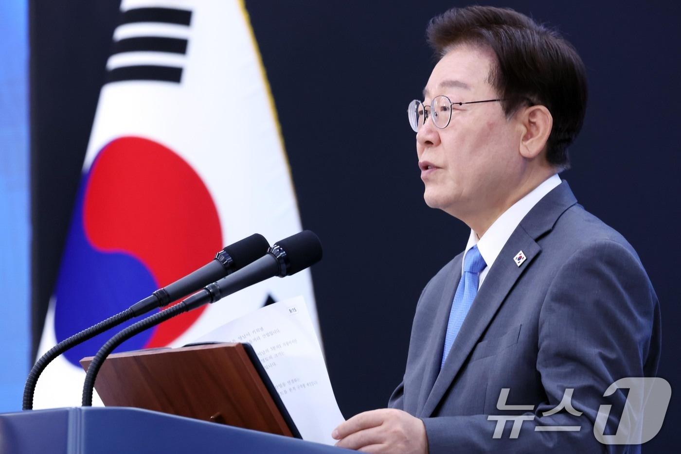 본문 이미지 - 이재명 대통령이 3일 경남 진주시에서 열린 영남권 첨단산업 발전비전 국민보고회에서 축사를 하고 있다. 2026.7.3 ⓒ 뉴스1 허경 기자