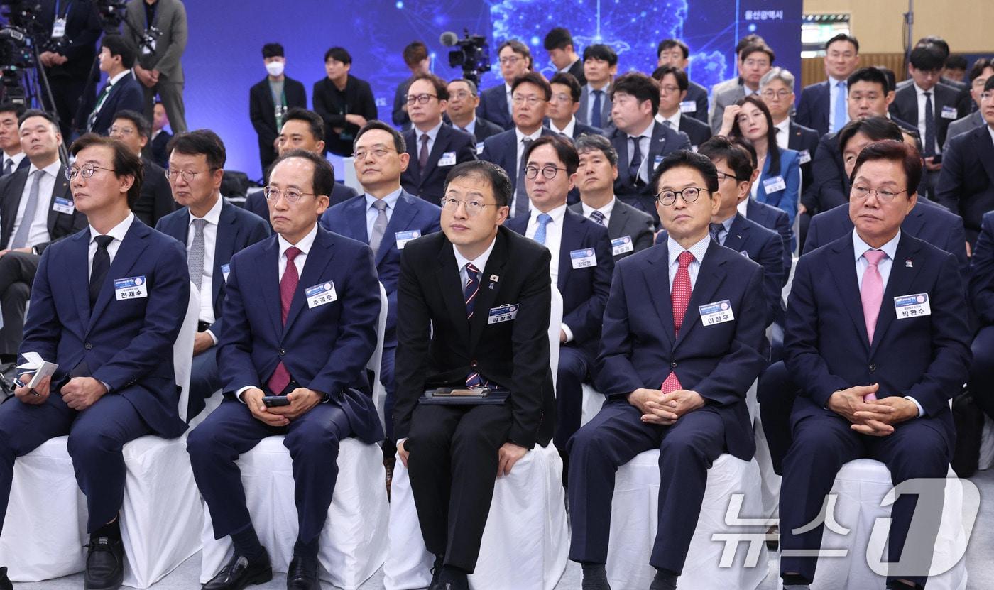 본문 이미지 - 전재수 부산시장(왼쪽부터), 추경호 대구시장, 김상욱 울산시장, 이철우 경북지사, 박완수 경남도지사가 3일 경남 진주시에서 열린 영남권 첨단산업 발전비전 국민보고회에 자리해 있다. 2026.7.3 ⓒ 뉴스1 허경 기자