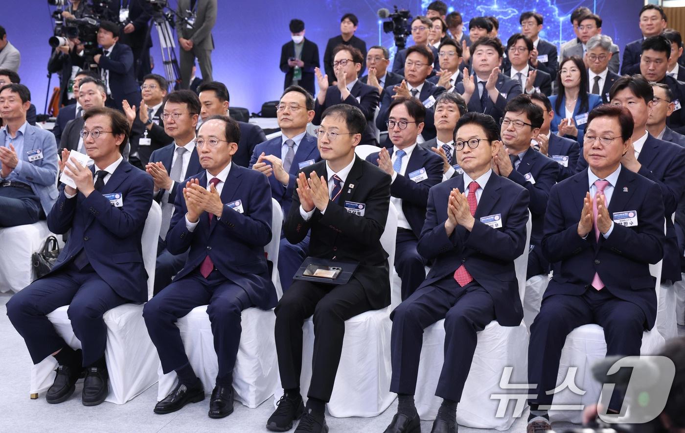 본문 이미지 - 전재수 부산시장(왼쪽부터), 추경호 대구시장, 김상욱 울산시장, 이철우 경북지사, 박완수 경남지사가 3일 경남 진주시에서 열린 영남권 첨단산업 발전비전 국민보고회에 자리해 있다. 2026.7.3 ⓒ 뉴스1 허경 기자