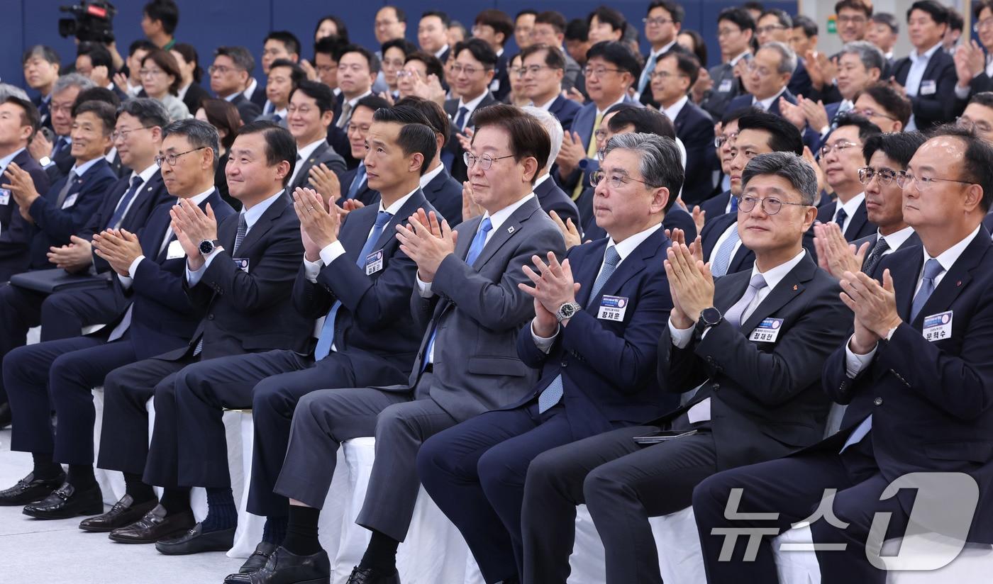 본문 이미지 - 이재명 대통령이 3일 경남 진주시에서 열린 영남권 첨단산업 발전비전 국민보고회에서 박수치고 있다. 2026.7.3 ⓒ 뉴스1 허경 기자