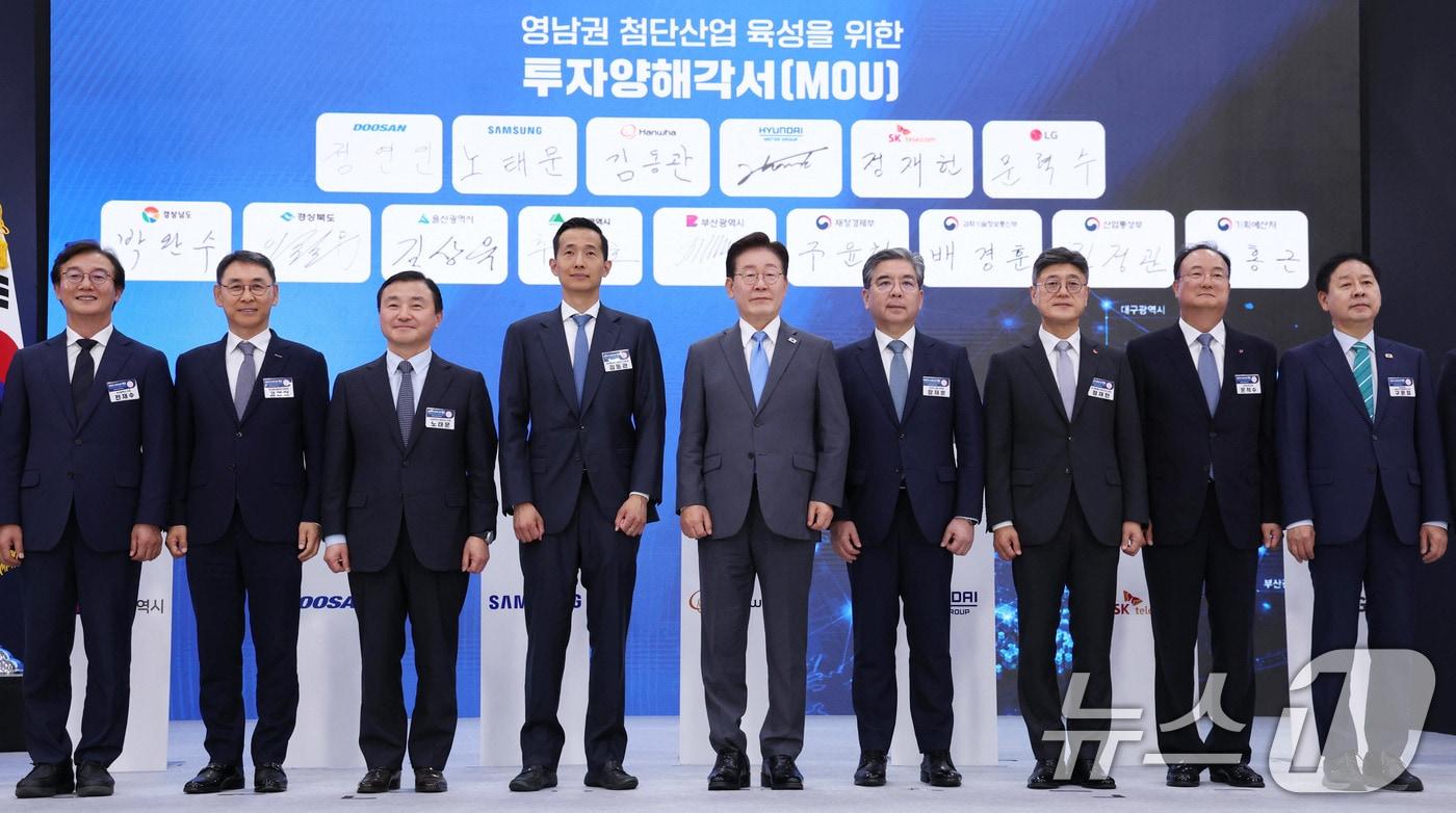 본문 이미지 - 이재명 대통령이 3일 경남 진주시에서 열린 영남권 첨단산업 육성을 위한 투자양해각서 체결식에서 참석자들과 기념촬영을 하고 있다. 2026.7.3 ⓒ 뉴스1 허경 기자