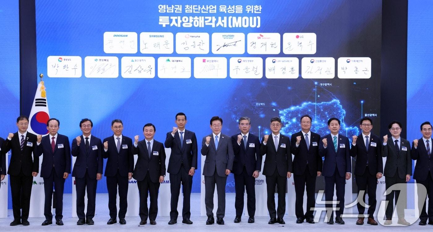 본문 이미지 - 이재명 대통령이 3일 경남 진주시에서 열린 영남권 첨단산업 육성을 위한 투자양해각서 체결식에서 참석자들과 기념촬영을 하고 있다. 2026.7.3 ⓒ 뉴스1 허경 기자