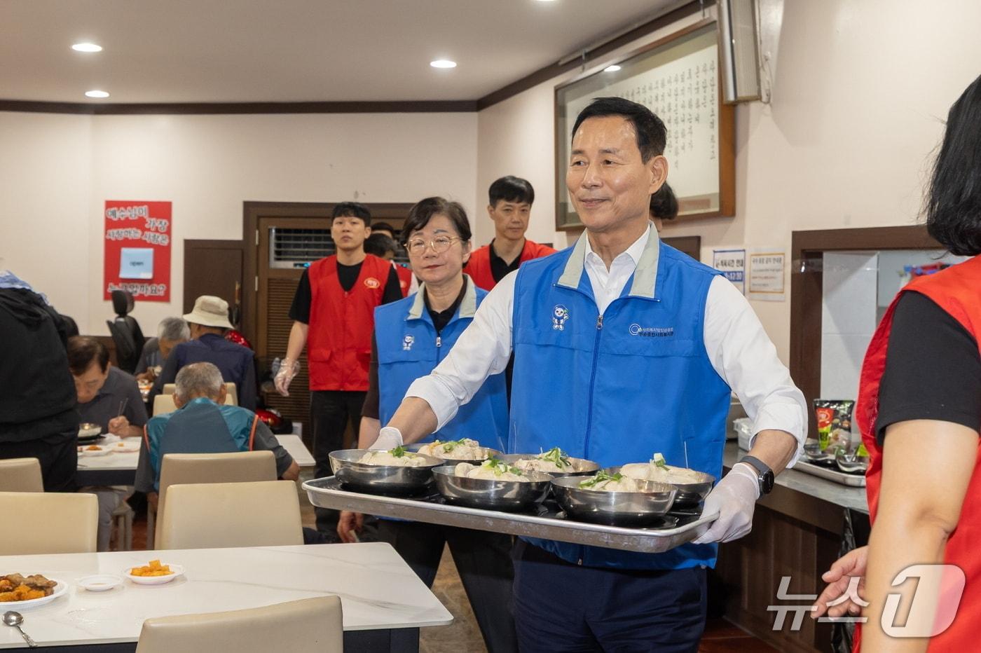 본문 이미지 - 최정호 전북 익산시장이 3일 이리중앙교회 식당에서 삼계탕 배식 봉사에 나섰다.(익산시 제공. 재판매 및 DB 금지)