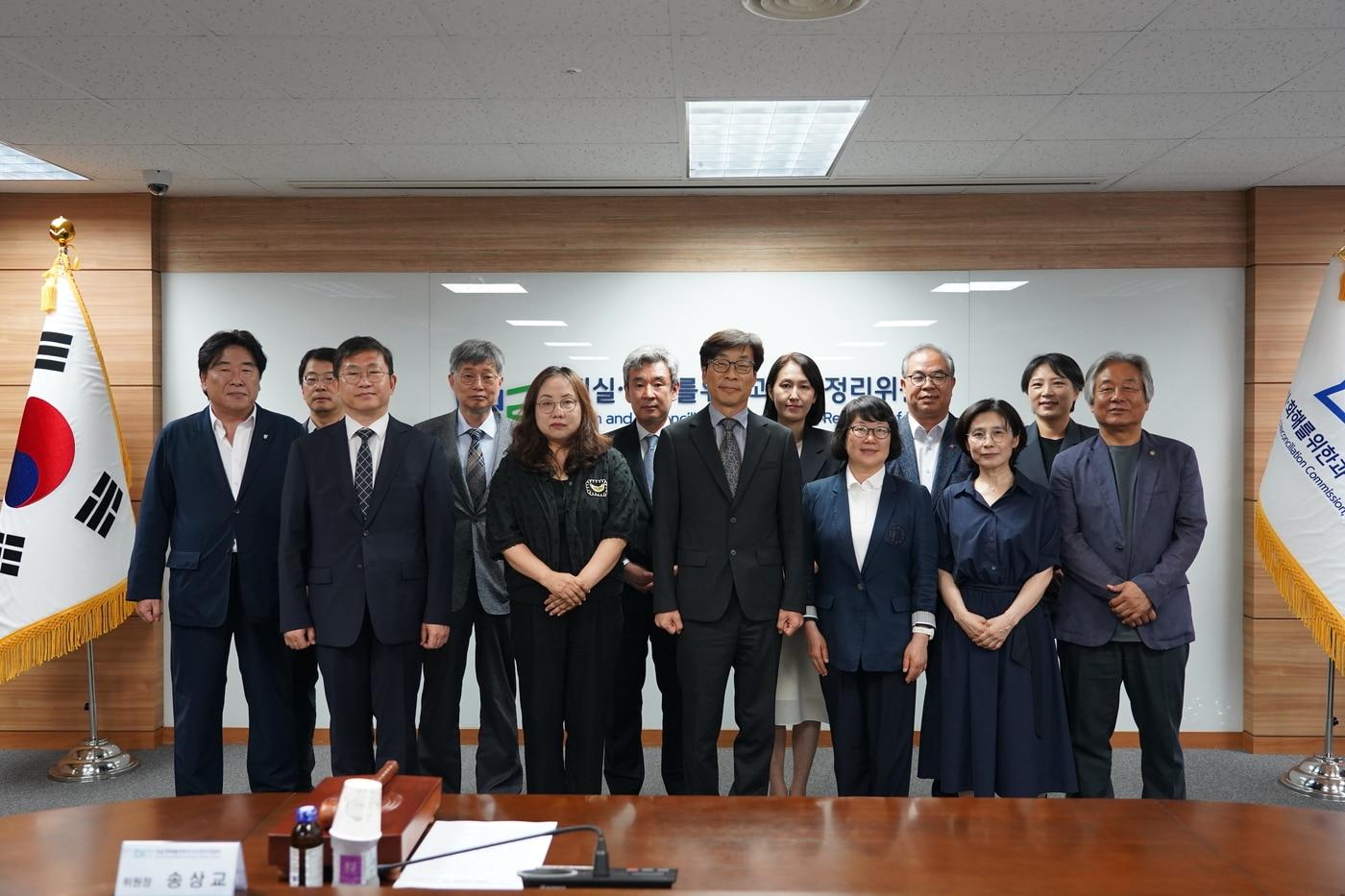 본문 이미지 - 3일 오전 서울 중구 진실화해위에서 위원들이 임명 후 첫 전체회의를 진행했다.(진실화해위 제공)