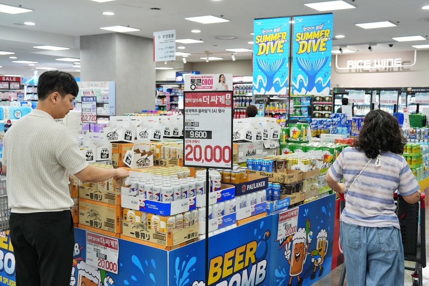 본문 이미지 - 서울시 송파구에 위치한 롯데마트 제타플렉스 잠실점에서 고객들이 수입맥주를 구경하고 있다.(롯데마트 제공) 