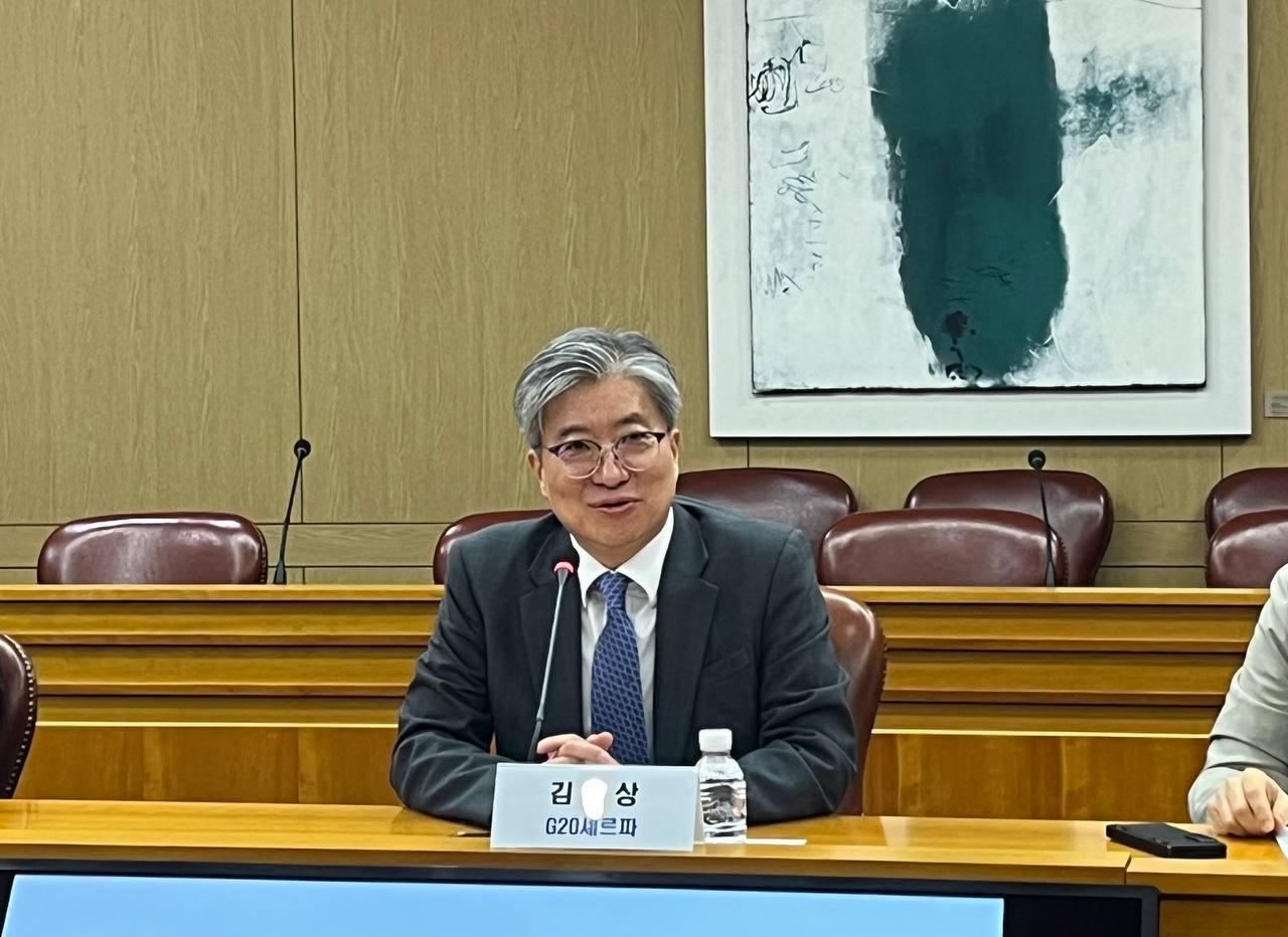 본문 이미지 - 김희상 G20 셰르파가 3일 정부서울청사에서 열린 제4차 G20 참여그룹 전체회의에서 발언하고 있다. (사진=외교부)  