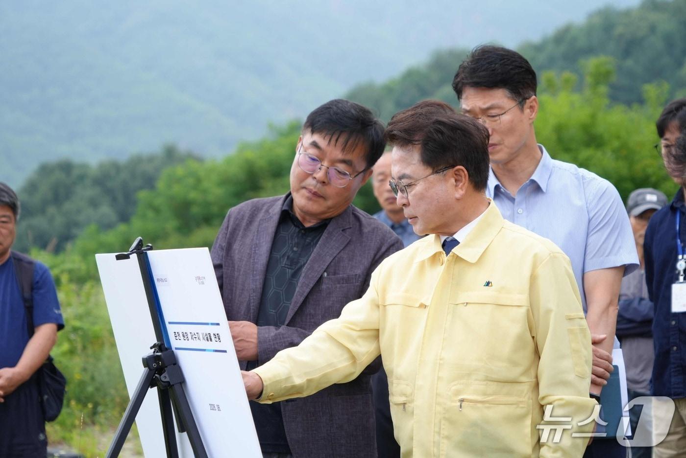 본문 이미지 - 육동한 춘천시장이 동산면 원창저수지 운영 현황과 집중호우 대비 관리 상황을 점검했다. (춘천시 제공, 재판매 및 DB금지)