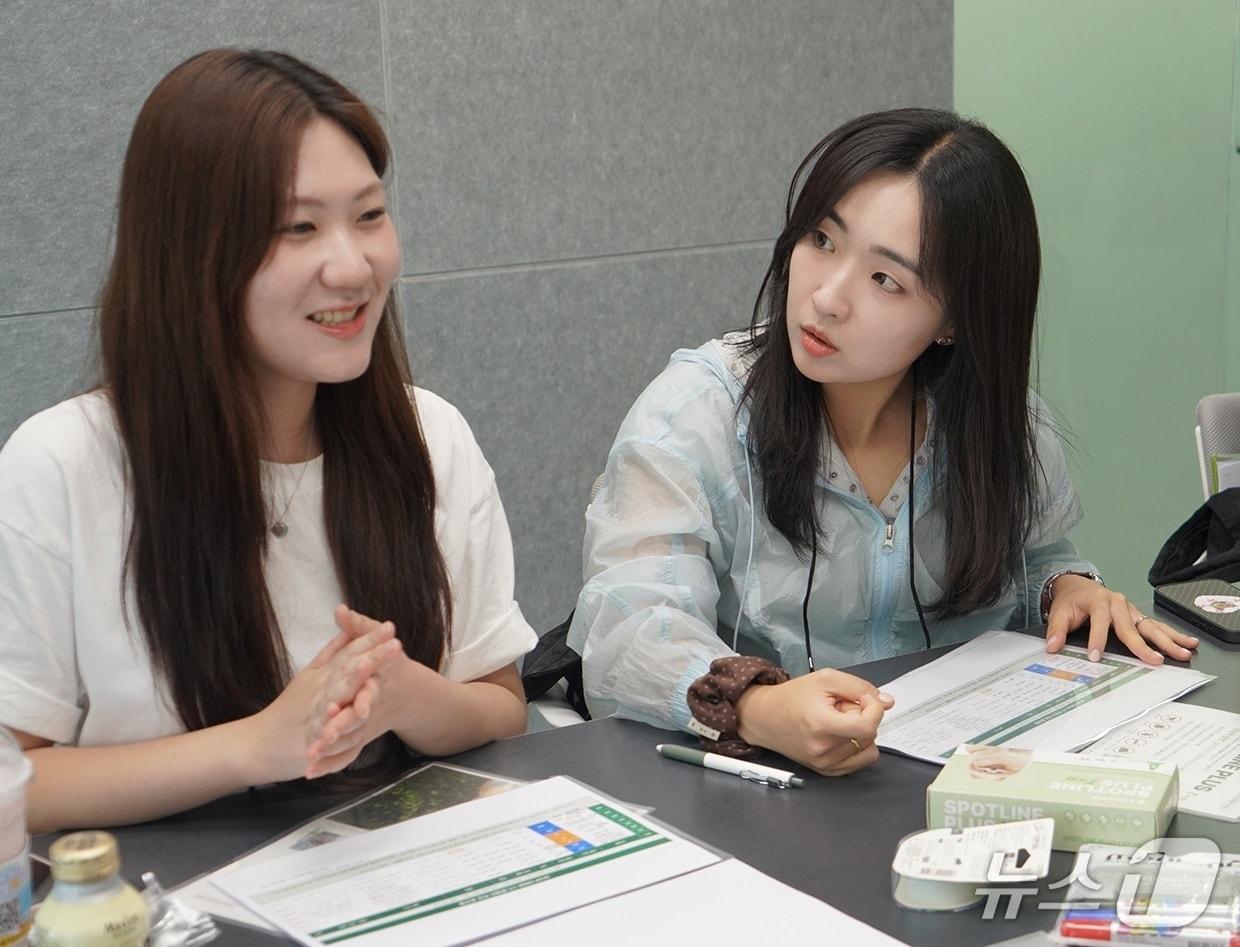 본문 이미지 - 대학생 서포터즈 GCVP CREW 1기가 1일 용인 본사에서 회의를 하고 있다(녹십자수의약품 제공). ⓒ 뉴스1