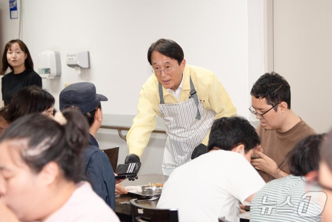 본문 이미지 - 김태석 부산 사하구청장이 지난 1일 취임식 대신 관내 복지관을 찾아 봉사활동을 하는 모습 (부산 사하구 제공. 재판매 및 DB금지)