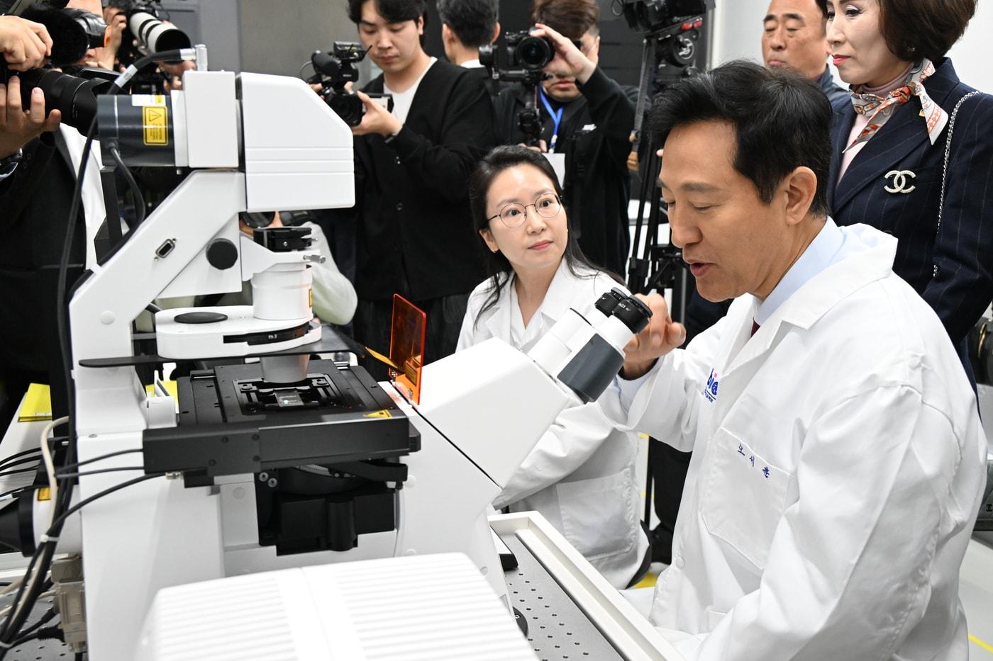 본문 이미지 - 오세훈 서울시장이 서울 동대문구 서울바이오허브 글로벌센터에서 열린 개관식에서 시설을 둘러보고 있다.