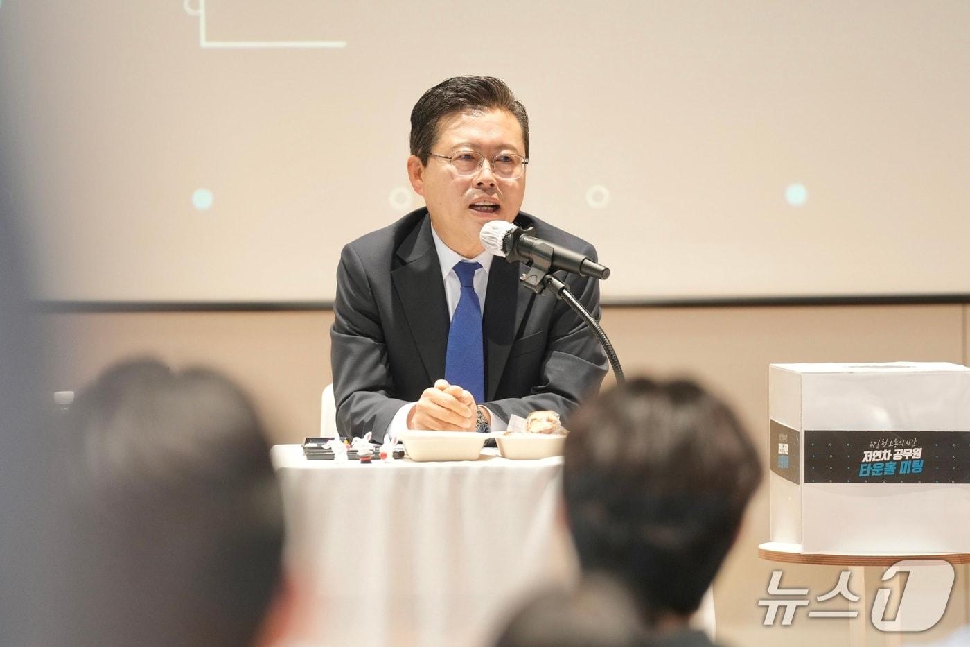 본문 이미지 - 저연차 공무원과 대화하는 장기수 천안시장.(천안시청 제공. 재판매 및 DB금지)