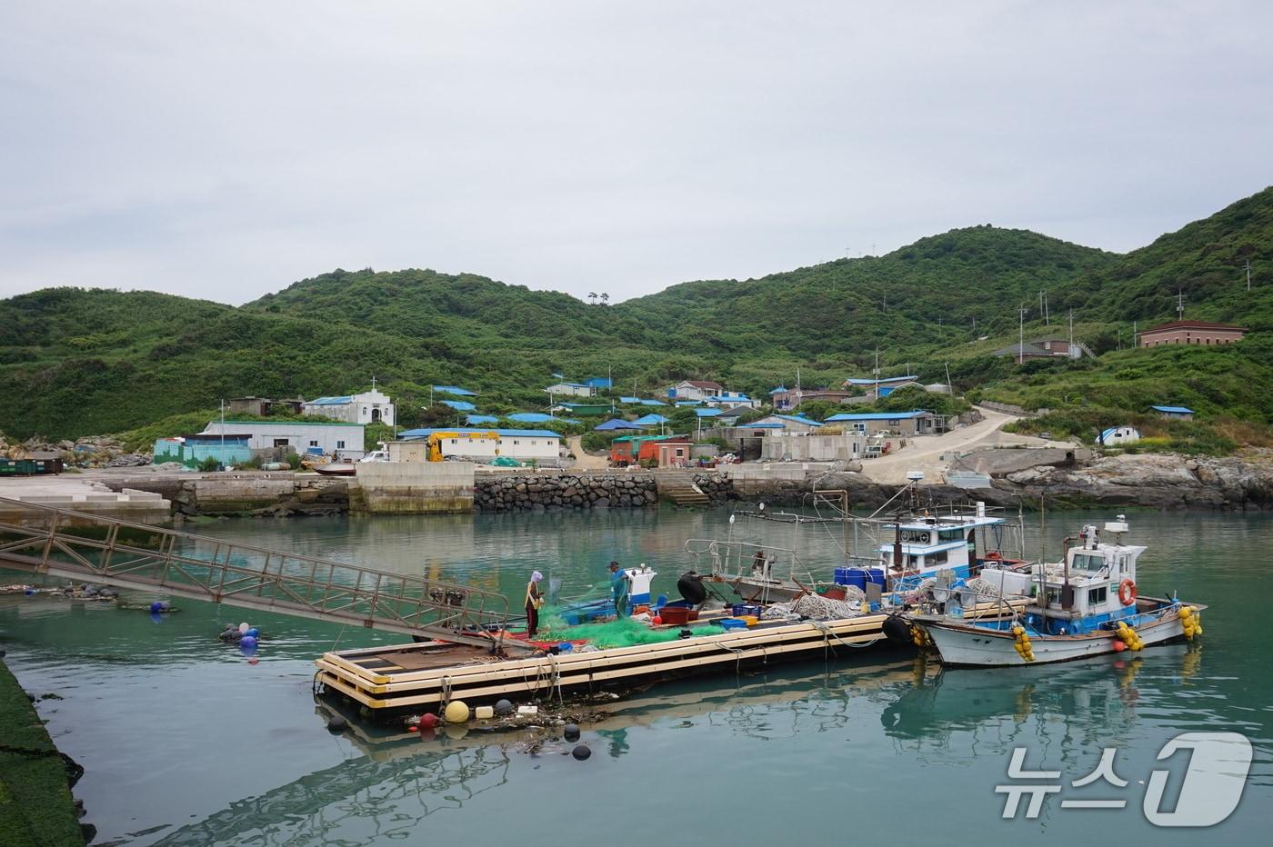 본문 이미지 - 선착장에서 본 맹골 마을 풍경. 2026.7.3 뉴스1 ⓒ News1 조영석 기자 