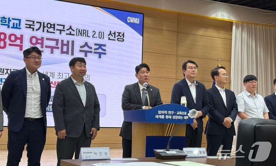 본문 이미지 - 박민원 국립창원대 총장(왼쪽에서 세번째)이 3일 대학 인송홀에서 국가연구소사업에 선정된 것과 관련해 브리핑하고 있다.2026.7.3/뉴스1 강정태 기자