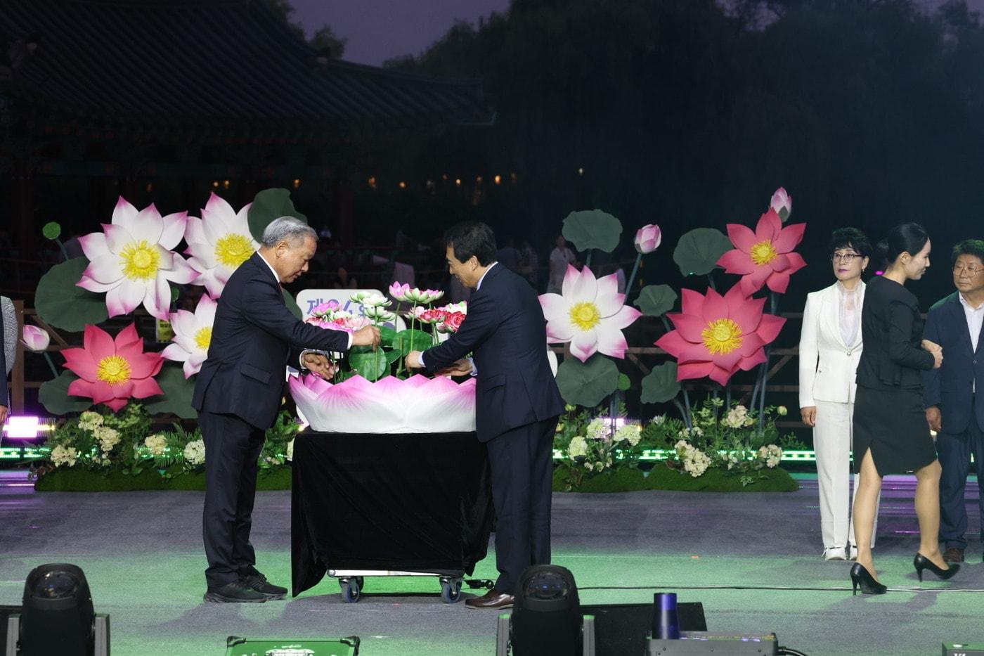 본문 이미지 - 박수현 충남지사(오른쪽)와 이용우 부여군수가  '24회 서동연꽃축제' 개막식에서 연꽃을 살펴보고 있다.(충남도 제공. 재판매 및 DB금지)/뉴스1