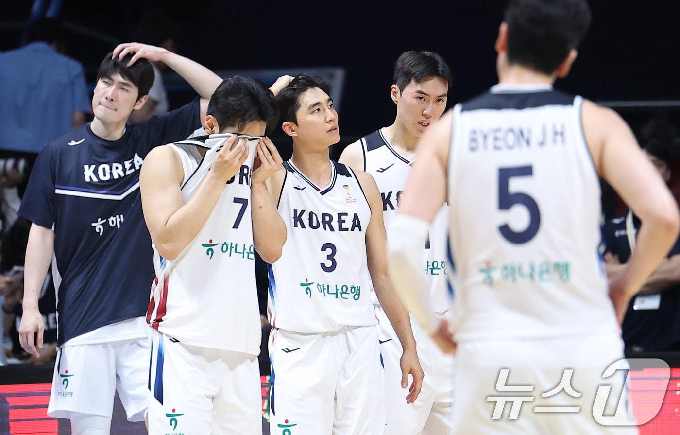 본문 이미지 - 대한민국 농구 대표팀 선수들이 3일 경기도 고양시 고양소노아레나에서 열린 2027 FIBA 월드컵 아시아 예선 1라운드 B조 윈도우3 대한민국과 대만의 경기에서 80-82로 패배한 후 아쉬워하고 있다. 2026.7.3 ⓒ 뉴스1 김성진 기자
