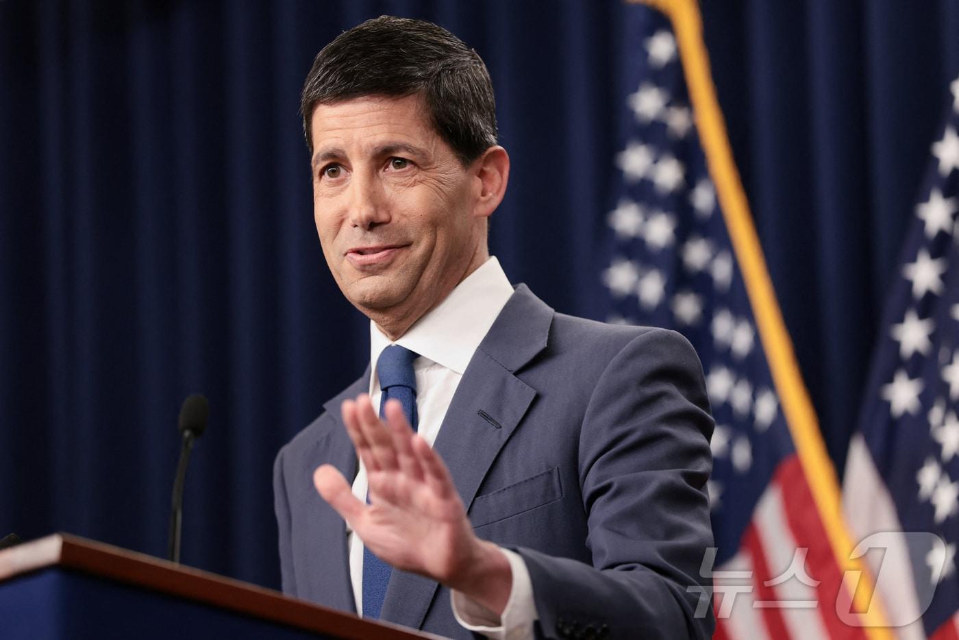 본문 이미지 - 케빈 워시 미국 연방준비제도(Fed) 의장이 29일(현지시간) 워싱턴DC 연방준비제도에서 연방공개시장위원회(FOMC) 정례회의를 마친 뒤 기자회견을 하고 있다. 이날 연준은 기준금리를 연 3.50~3.75%로 동결했다. 2026.7.29 ⓒ 로이터=뉴스