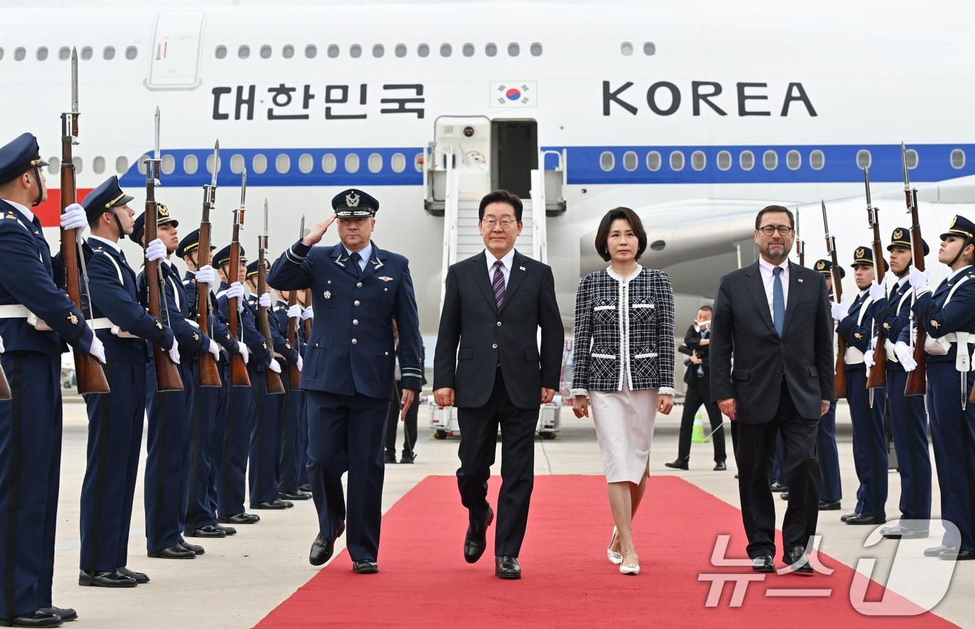 본문 이미지 - 이재명 대통령과 김혜경 여사가 29일(현지시간) 칠레 산티아고 아르투로 메리노 베니테스 공항에 도착해 이동하고 있다. 2026.7.30 ⓒ 뉴스1 허경 기자
