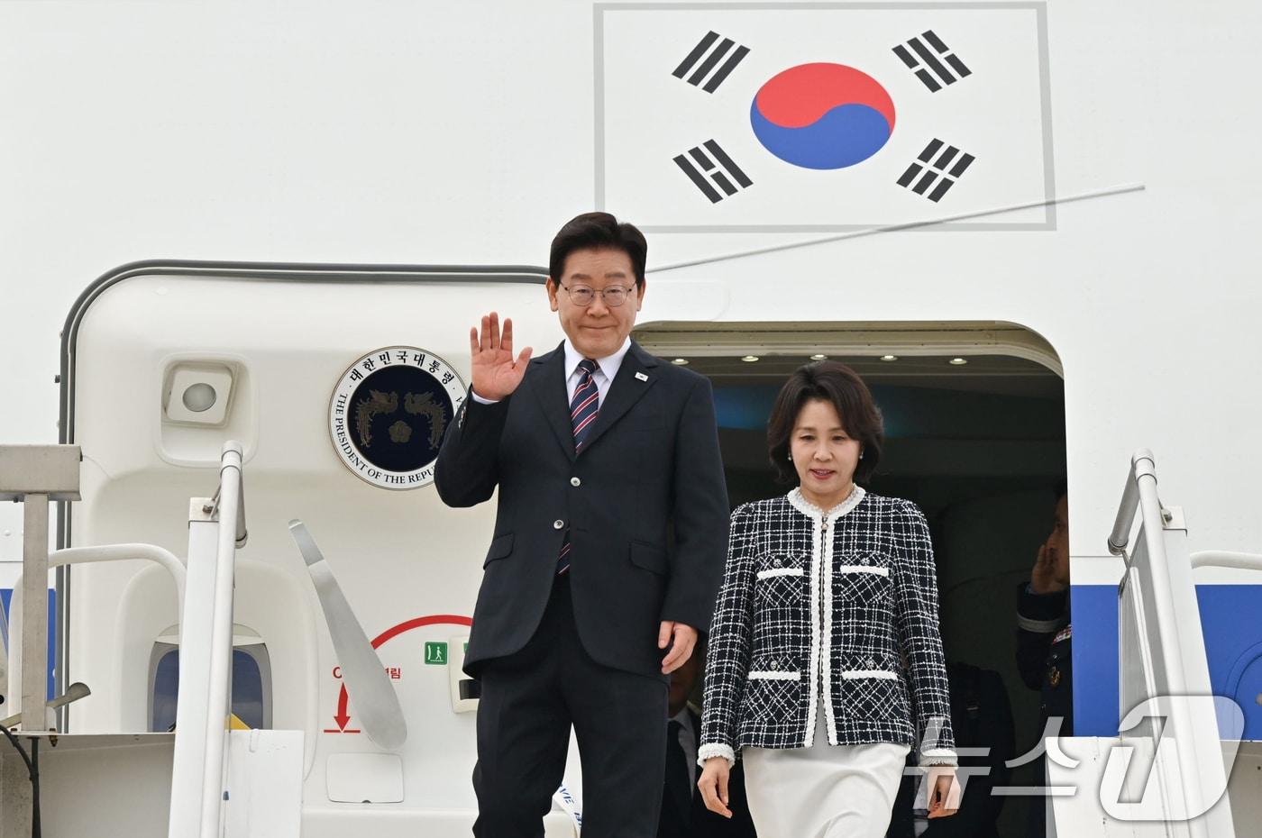 본문 이미지 - 이재명 대통령과 김혜경 여사가 지난 29일(현지시간) 칠레 산티아고 아르투로 메리노 베니테스 공항에 도착해 인사하고 있다. 2026.7.30 ⓒ 뉴스1 허경 기자