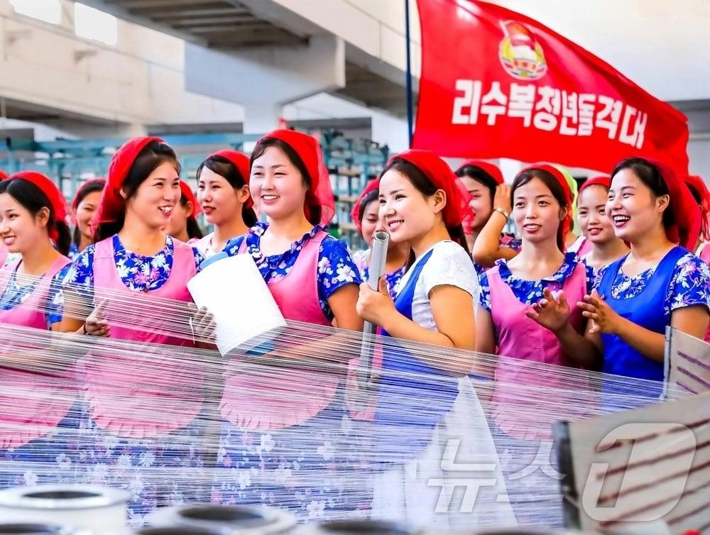본문 이미지 - (평양 노동신문=뉴스1) = 북한 노동당 기관지 노동신문은 30일 남녀평등권법령 발포 80주년을 맞아 여성들의 활약상과 역할을 조명했다. [국내에서만 사용가능. 재배포 금지. DB 금지. For Use Only in the Republic of Korea. Redistribution Prohibited] rodongphoto@news1.kr