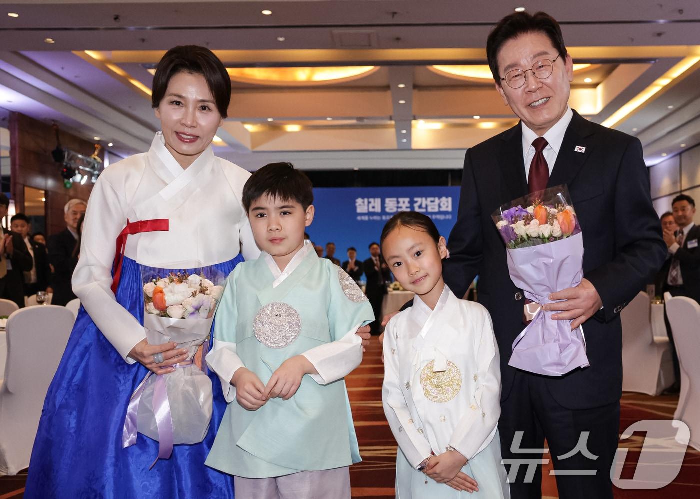 본문 이미지 - 이재명 대통령과 김혜경 여사가 29일(현지시간) 칠레 산티아고 한 호텔에서 열린 동포 만찬간담회에서 화동들과 기념촬영을 하고 있다. 2026.7.30 ⓒ 뉴스1 허경 기자