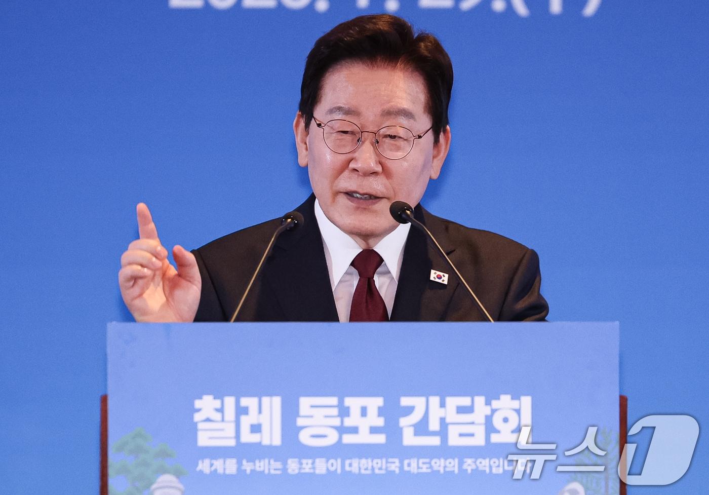 본문 이미지 - 이재명 대통령이 29일(현지시간) 칠레 산티아고 한 호텔에서 열린 동포 만찬간담회에서 발언하고 있다. 2026.7.30 ⓒ 뉴스1 허경 기자