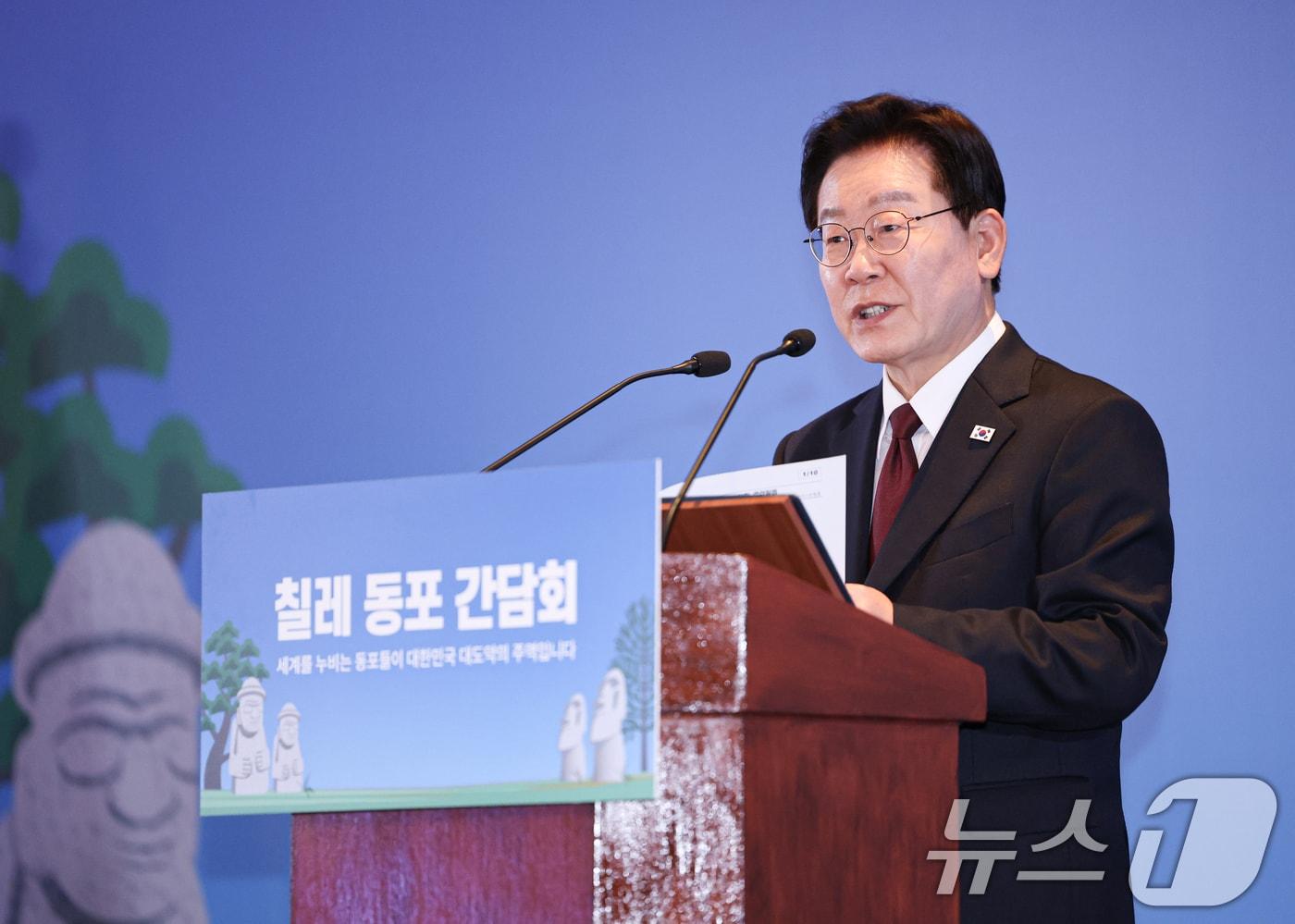 본문 이미지 - 이재명 대통령이 29일(현지시간) 칠레 산티아고 한 호텔에서 열린 동포 만찬간담회에서 발언하고 있다. 2026.7.30 ⓒ 뉴스1 허경 기자