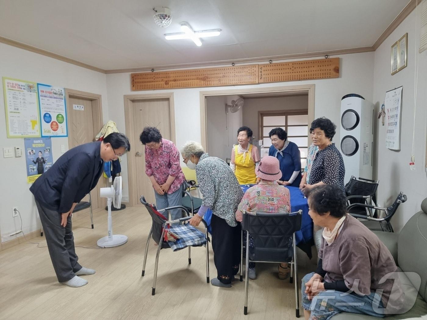 본문 이미지 - 경북 상주시는 30일 24개 읍·면·동에 폭염감시원 133명을 배치해 농촌지역과 취약계층을 대상으로 현장 예찰을 강화하고 있다. ⓒ 뉴스1 김대벽기자