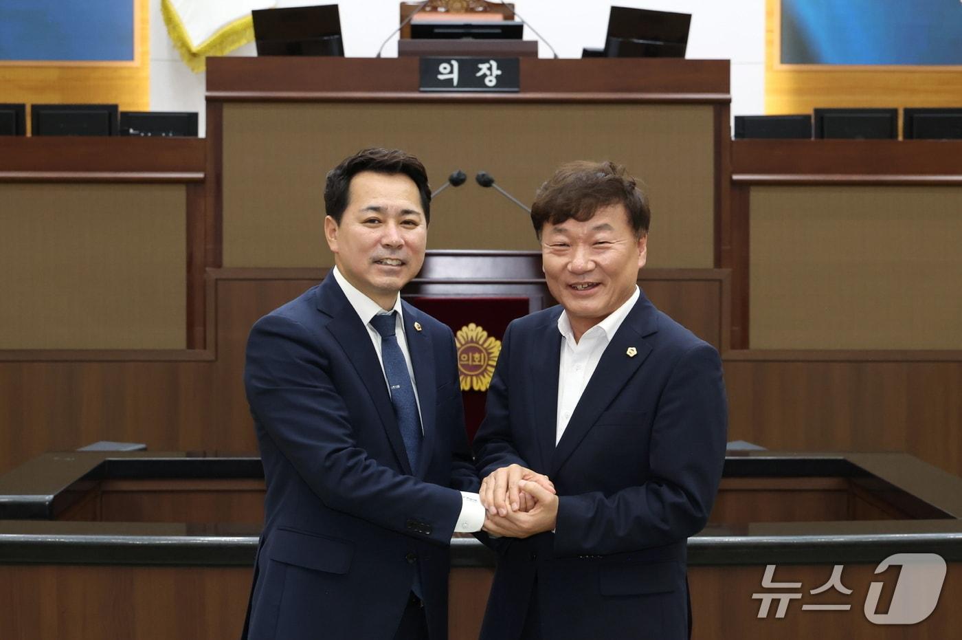 본문 이미지 - 지난 29일 남종섭 경기도의회 의장(우측)과 임만균 서울특별시의회 의장이 만나 '지방의회법' 제정 공조를 다짐했다.(도의회 제공. 재판매 및 DB금지)/뉴스1