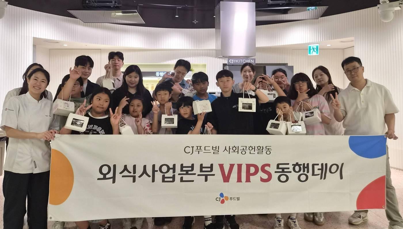 본문 이미지 -  CJ푸드빌 빕스의 지역 아동과 쿠킹 클래스·외식 경험에 함께한 지역아동센터 초등학생과 CJ푸드빌 외식사업본부 임직원 봉사단 등이 '빕스 동행데이'에서 기념 촬영을 하는 모습.(CJ푸드빌 제공)