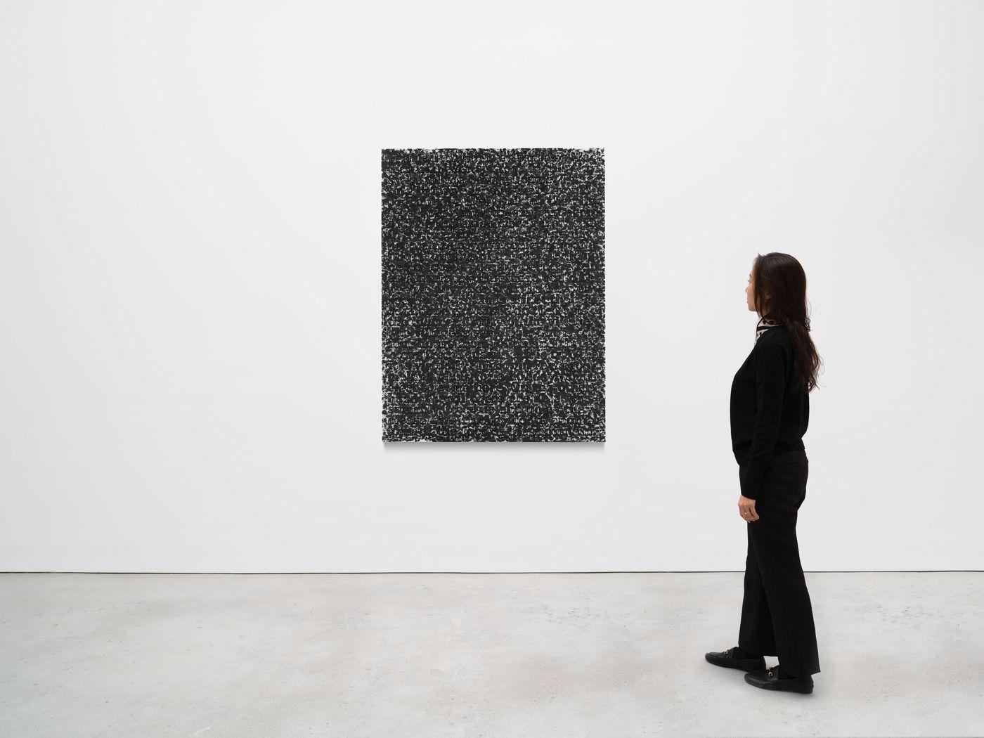 본문 이미지 - LIGON129003, Glenn Ligon, Static #6 2023 Oil stick, coal dust and gesso on canvas, 170.2 x 129.5 cm / 67 x 51 in, Photo: Ron Amstutz (APMA 캐비넷 제공)