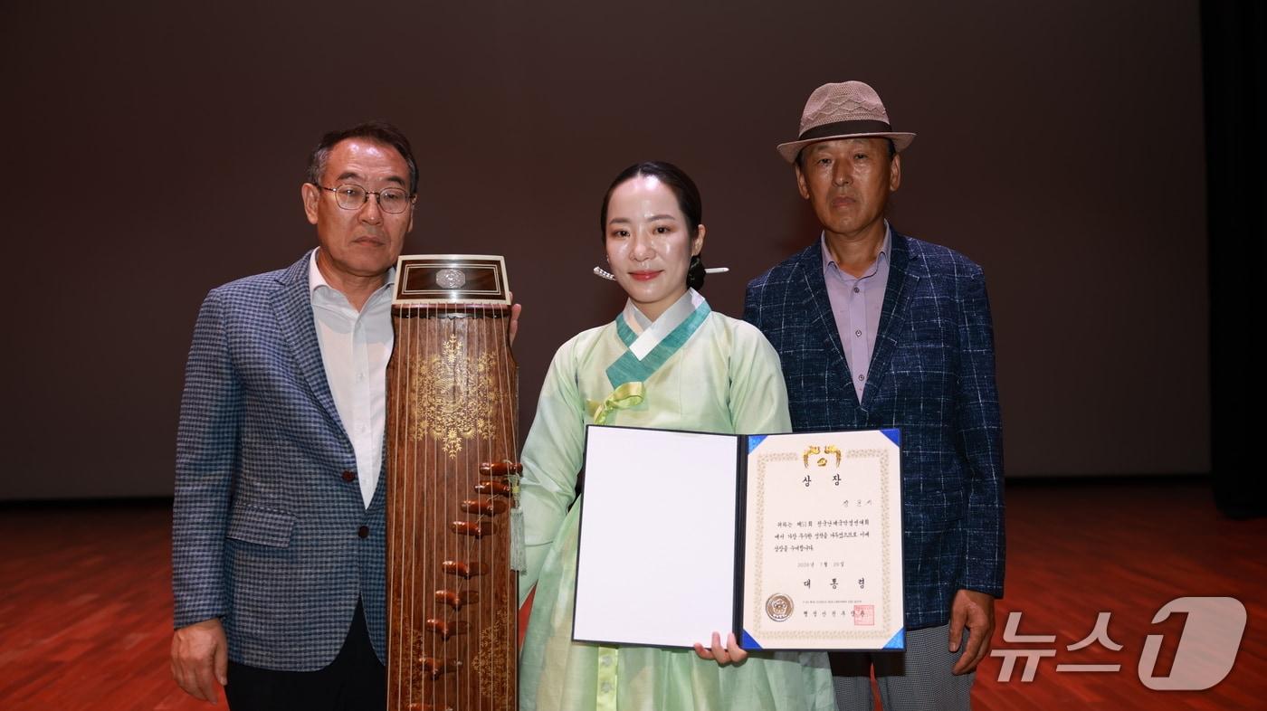 본문 이미지 - 51회 난계국악경연대회 일반부 대상 수상자 장윤서씨(가운데).(영동군 제공. 재판매 및 DB금지)/뉴스1 